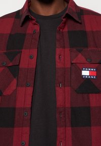 Tommy Jeans Overgangsjakke - bordeaux
