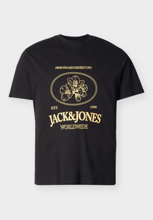 Tricou negru cu mâneci scurte, cu grafică florală galbenă și textul „FROM HOLMEN DISTRICT CPH,” „EST. 1990,” „JACK & JONES,” și „WORLDWIDE” pe față.