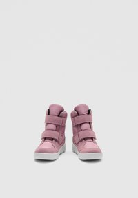 Paar rosa High-Top-Sneaker mit doppelten Klettverschlüssen und weißen Sohlen, nebeneinander auf einfachem Hintergrund positioniert.
