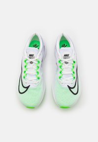 Nike Performance ZOOM FLY 5 - Zapatillas running asfalto - white/black/green strike/racer blue