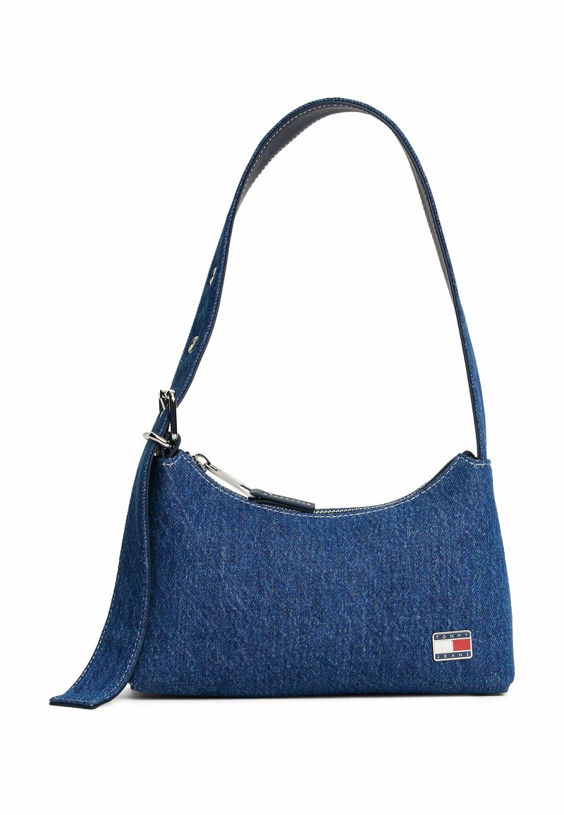 Blauwe denim schoudertas met een gebogen vorm, een ritsluiting en een schouderband. Bevat een klein merkembleem op de voorkant.