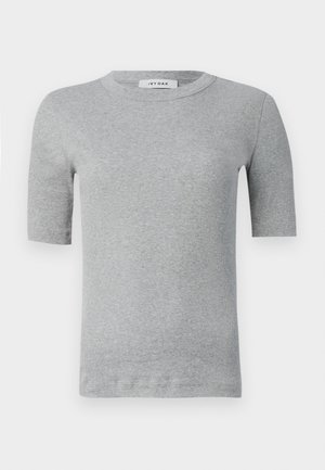 Camisa de manga corta gris hecha de tela acanalada. Presenta un escote redondo y un diseño ajustado con bordes limpios y un detalle minimalista.