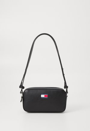 Schwarze Leder-Umhängetasche mit rechteckiger Form. Verfügt über einen langen, verstellbaren Schulterriemen und ein buntes Markenlogo auf der Vorderseite. Glatte Textur.