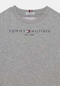 Tommy Hilfiger ESSENTIAL TEE - T-shirts med print - light grey heather