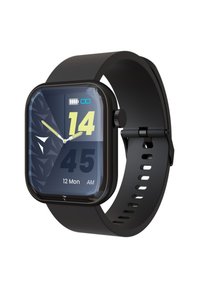 Montre intelligente noire avec un écran LCD carré, affichant de grands chiffres et un indicateur de batterie, bracelet en caoutchouc avec des trous de ventilation, design élégant.