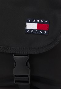 Tommy Jeans ESSENTIAL DAILY MESSENGER UNISEX - Keresztpántos táska - black