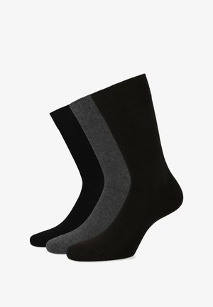 Trzy pary skarpet załogowych w kolorze czarnym, ciemnoszarym i jasnoszarym. Każda para ma gładką teksturę i prążkowany ściągacz.