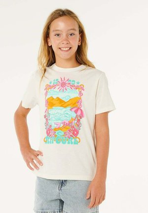 T-shirt en coton beige clair avec un design graphique coloré représentant des fleurs, des montagnes et un paysage aquatique, texte "CHIP CURD" en turquoise.