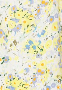 Tecido branco com um padrão floral, incluindo flores amarelas, azul claro e lavanda, acompanhadas de folhas verdes e pequenos detalhes em laranja.