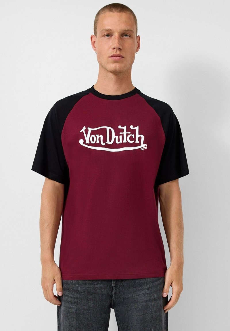 Karmino ir juodos spalvos medvilninis marškinėliai trumpomis rankovėmis, su baltu "Von Dutch" logotipu rašmenimis per krūtinę. Patogus siluetas.