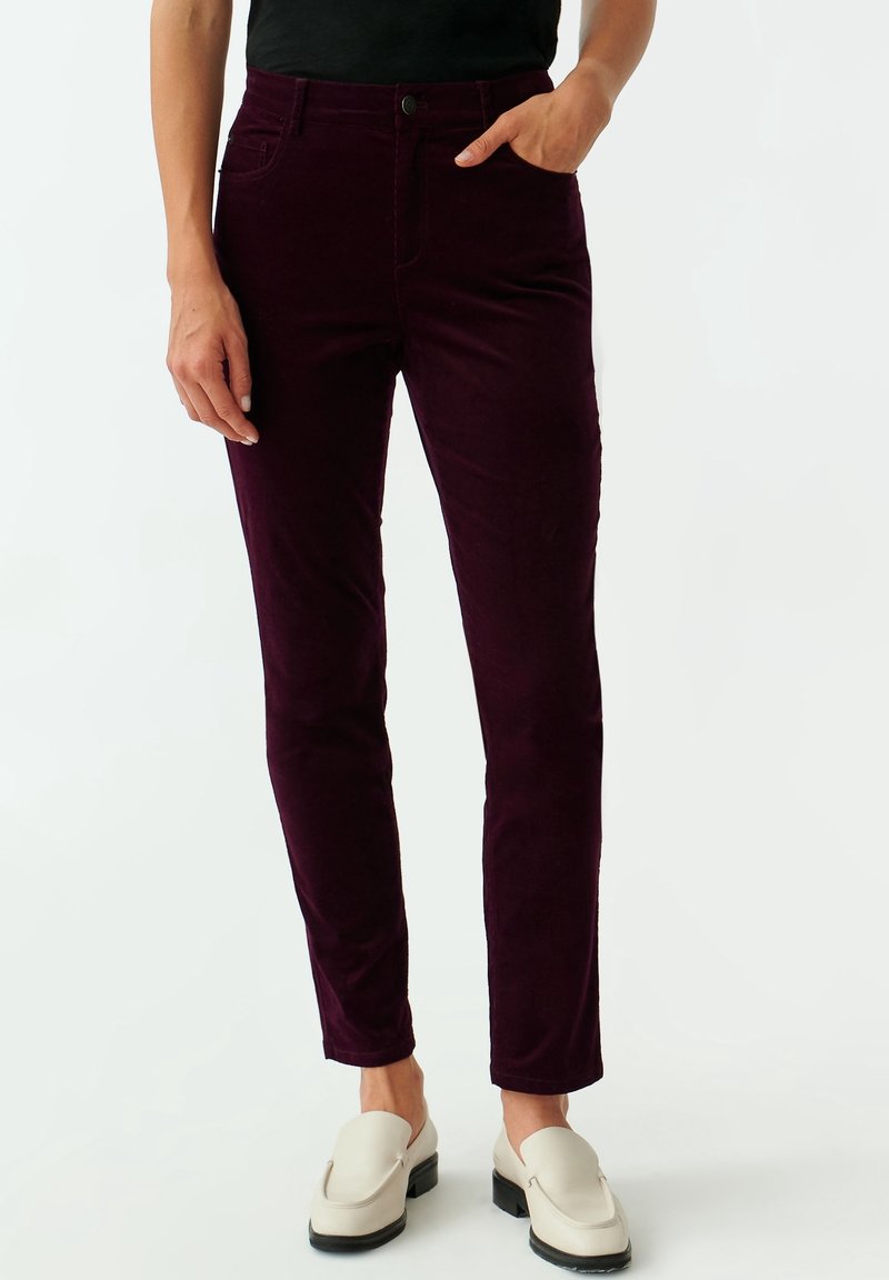 Bordowe spodnie z sztruksu o slim fit, z zapięciem na guzik, szlufkami na pasek i bocznymi kieszeniami. Gładka tekstura i elegancki design.