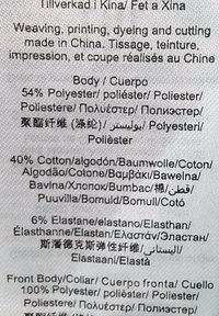 Etikett med textilkomposition: 54% polyester, 40% bomull, 6% elastan. Flerspråkig text om vävning, tryck- och färgningmetoder.