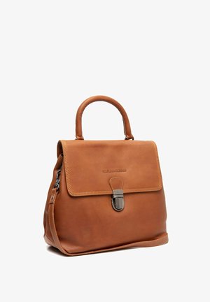 Braune Lederhandtasche mit strukturiertem Design, flacher Vorderklappe, metallischem Verschluss und einem Obergriff. Verfügt über sichtbare Nähte und einen seitlichen Reißverschluss.