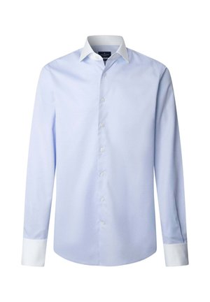 Lichtblauw herenshirt met witte kraag en manchetten, knoopsluiting aan de voorkant, lange mouwen en een getailleerde pasvorm.