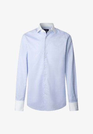 Jasnoniebieska koszula męska z białym kołnierzykiem i mankietami, zapinana na guziki z przodu, z długimi rękawami i dopasowanym krojem.