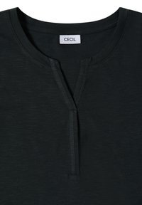 T-shirt Henley noir avec encolure ronde, courte patte de boutonnage et étiquette de marque blanche "CECIL" cousue à l’intérieur du col.