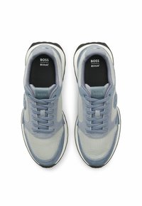 Le scarpe da ginnastica blu e grigie presentano materiali in rete e camoscio, un sistema di lacci circolare, un logo sulla linguetta e una suola in gomma strutturata.