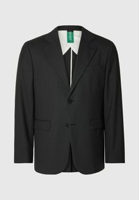 Blazer nero con taglio sartoriale, rever a lancia, chiusura con un bottone, due tasche anteriori e una camicia bianca con colletto visibile sotto.