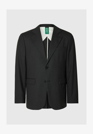 Sort blazer med skræddersyet pasform, hakkede revers, enkelt-knaps lukning, to forlommer og en hvid skjorte med krave synlig nedenunder.