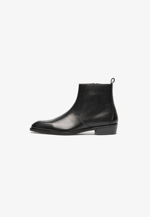Bottino alla caviglia in pelle nera con una texture liscia, design elegante, punta arrotondata, tacco basso e quadrato, e una zip laterale per una facile indossabilità.