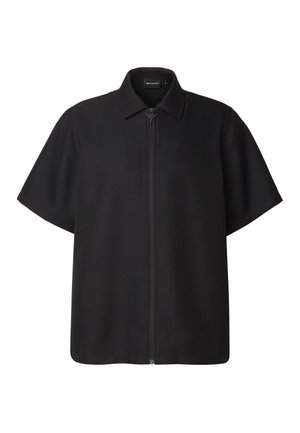 Zwarte kortermijnige blouse met rits en kraag, minimalistisch ontwerp en subtiele merknaam op de borst.