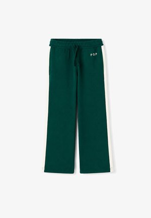 Mørkegrønne joggingbukser med hvide sidelister, elastisk talje med snøre og tekst "P.O.P" på øverste venstre front.