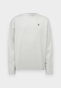 Langärmliges, hellgraues Shirt mit rundem Halsausschnitt, strukturiertem Stoff und kleinem, dunklem Logo auf der Brust. Lässiger Schnitt.