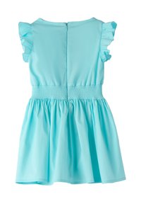 Ein türkisfarbenes, ärmelloses Kleid mit Rüsche an den Schultern, einer gerafften Taille und einem ausgestellten Rock, der einen Reißverschluss auf der Rückseite hat.