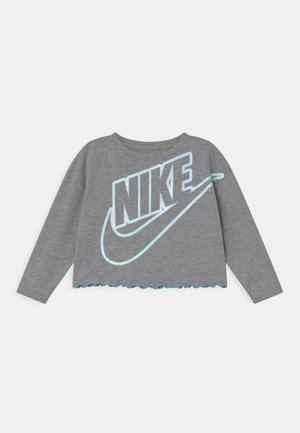 Grijze crop top met lange mouwen en gerimpelde zoom, met een groot lichtblauw omlijnd Nike-logo en swoosh aan de voorkant.