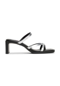 Sandalias negras de tacón con tiras metálicas plateadas, descubiertas en la parte delantera y con tacón cuadrado. Diseño elegante con texturas suaves y detalles mínimos.