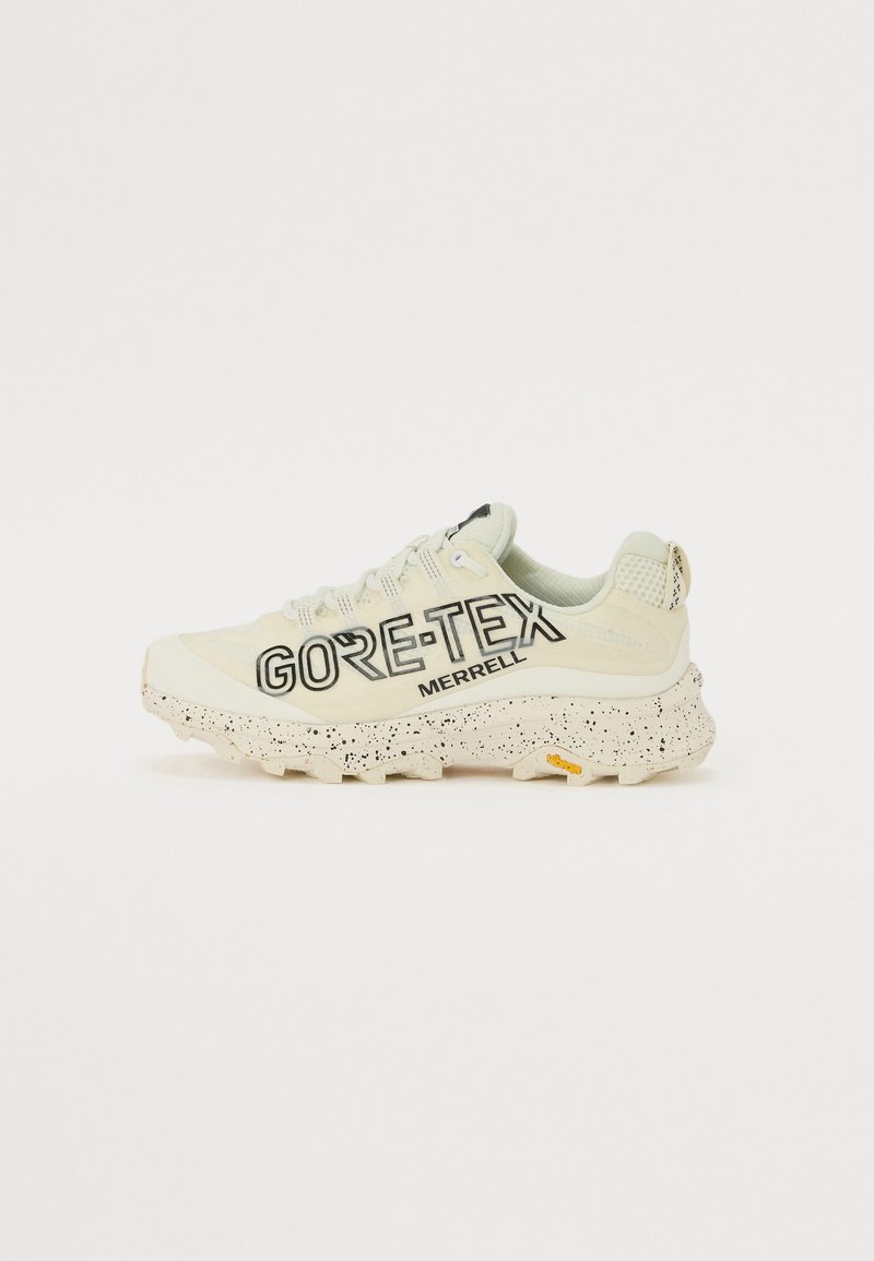 GORE-TEX Merrell sneakers i lys krem med en teksturert overdel, svart logo og flekket hvit såle med gule accenter.