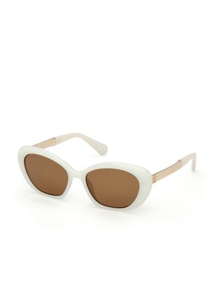 Gafas de sol de plástico blanco con lentes marrones, de forma cat-eye, textura suave y detalles metálicos en las patillas.
