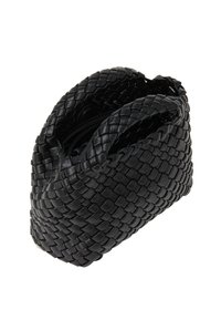 Fekete szőtt kézitáska, struktúrált formával. Két fogantyúval rendelkezik és sima textúrája van, amely bonyolult fonás részleteit mutatja.