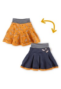 Due gonne reversibili: una arancione con motivi di piume e stelle, cintura a righe, e una blu navy con orlo arancione e design di piume.