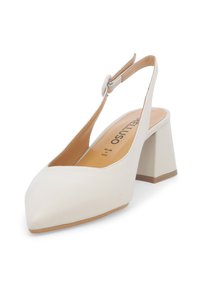 Scarpa con tacco a colonna bianca e cinturino alla caviglia, con punta affusolata, realizzata in pelle liscia. Presenta un tacco quadrato e una fibbia alla caviglia per una calzata sicura.