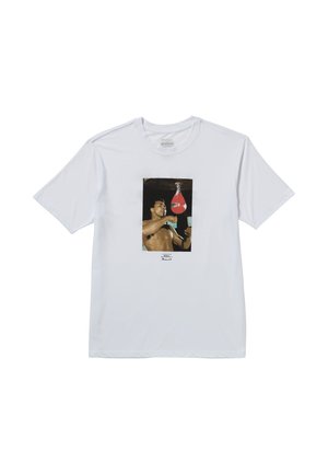 T-shirt blanc à manches courtes avec un graphique central représentant un boxeur frappant un sac de frappe rouge. Textile doux avec un col rond.