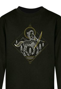 Schwarzer Sweatshirt mit einem Zentauren-Design in Weiß und Gold. Der Zentaur hält einen Bogen, mit Bäumen und Bergen im Hintergrund.