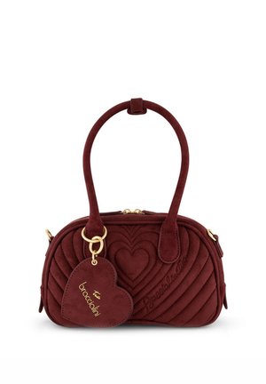 Borsa trapuntata color bordeaux con motivo a cuore, due manici, cerniera dorata e etichetta a forma di cuore con scritto "two braccialini."