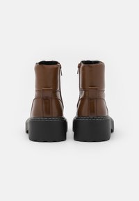 ONLY SHOES ONLBOSSI FRONT ZIP BOOT - Botas de tornozelo com plataforma - brown