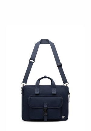 Sac bandoulière rectangulaire bleu marine avec sangle réglable, poche avant à rabat avec boucle et double poignée supérieure.