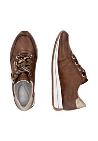 Des baskets en cuir marron avec des éléments en or, une fermeture éclair sur le côté et un design à lacets. Semelle en caoutchouc blanc avec des accents texturés au niveau du talon.