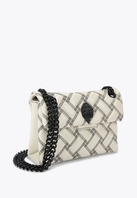 Borsa a tracolla con motivo intrecciato in crema e dettagli neri, dotata di una tracolla a catena e chiusura decorativa. Realizzata in pelle liscia con forma strutturata.