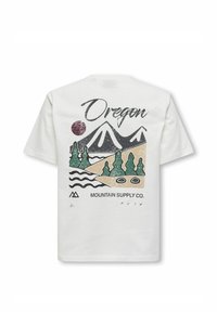 Hvid bomulds t-shirt med et grafisk design af bjerge, træer og en sol, med teksten "Oregon" og "Mountain Supply Co." i kontrasterende farver.