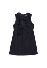 Tumši zila denima kleita ar bezpiešu dizainu, divām lielām lentēm priekšpusē un dekoratīviem baltiem punktiem. Iekļauj aizmugurējo rāvējslēdzēju.