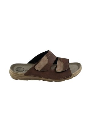 Sandalia tipo slide de cuero marrón con dos correas ajustables de velcro y suela beige acolchada.