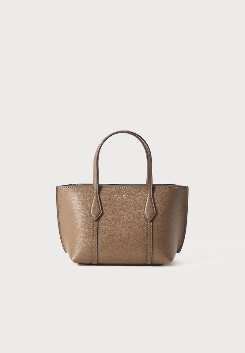 Brun kornet læder tote taske med to håndtag, vinkelret form, minimalistisk design og præget logo på fronten.