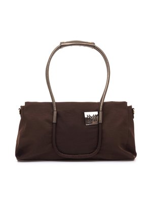 Dunkelbraune rechteckige Handtasche mit metallisch goldenen Griffen und einer quadratischen silbernen Logoplatte an der Vorderseite der Tasche.