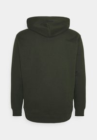 Felpa con cappuccio verde oliva, dal tessuto morbido, con maniche lunghe e polsini a costine. Ha una tasca a marsupio e cappuccio regolabile con cordino.