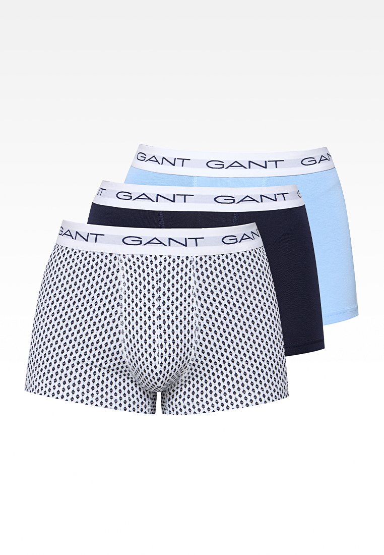 Drei Paare Herren-Boxershorts in Front-zu-Rück-Anordnung, mit weißen Mustern, einfarbig navy und hellblau, jeweils mit weißen GANT-Logo-Gummibändern.