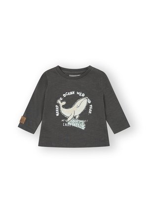 Camisa de manga larga gris hecha de tejido suave, que presenta un gráfico de una ballena y el texto "¡Mantén el océano salvaje y libre!" en el frente.